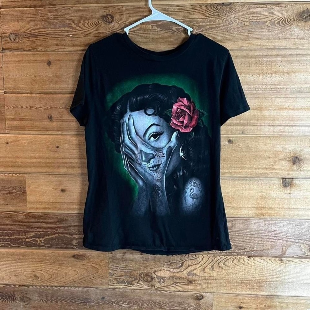 Y2K Black skull tee with rose design.